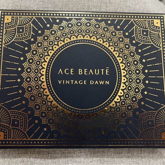 Eyeshadow Palette with Mirror - Multi-Color - Picture 2 of 2